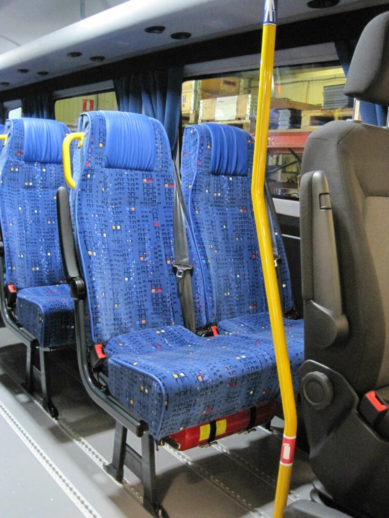 Blå passagerarstolar med gula handtag